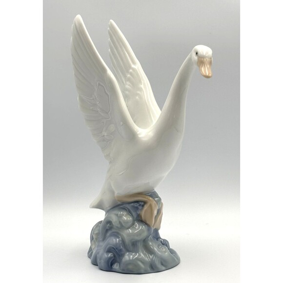Stunning NAO by Lladro Porcelain Swan Taking Flight from Spain 8” Wedding Decor - Picture 2 of 14